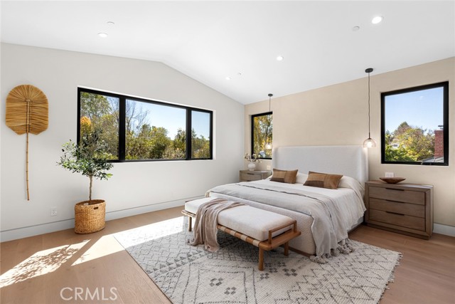 22640 Clarendon Street, Woodland Hills CA: https://media.crmls.org/medias/055c4cf1-0b9d-4af7-a77a-38be59339da7.jpg
