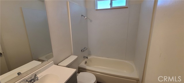 Detail Gallery Image 10 of 17 For 421 Royal Cir, Corona,  CA 92879 - 4 Beds | 2 Baths