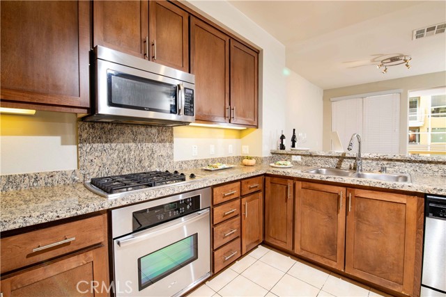 Detail Gallery Image 10 of 64 For 21301 Erwin St #237,  Woodland Hills,  CA 91367 - 2 Beds | 2 Baths