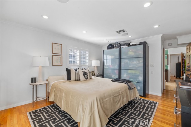 10340 Margate Street, North Hollywood CA: https://media.crmls.org/medias/055ec42b-e5d6-4f21-a183-1adbae1006ce.jpg