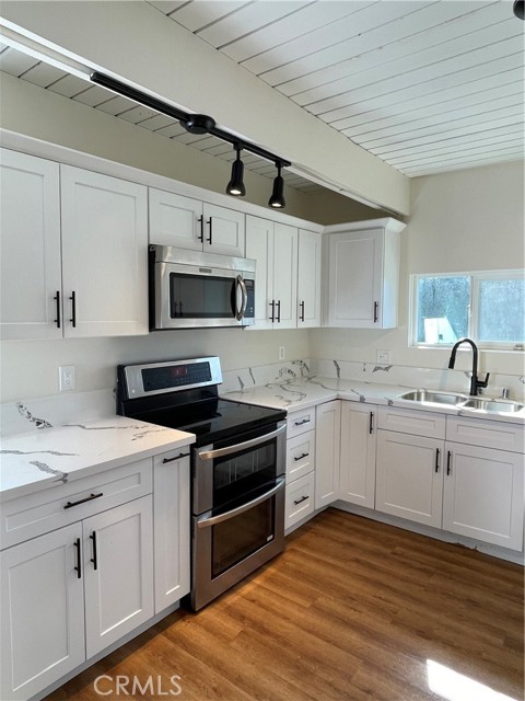 Detail Gallery Image 1 of 26 For 11571 Archwood St, North Hollywood,  CA 91606 - 3 Beds | 2 Baths