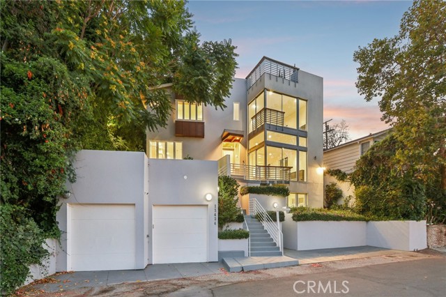 Detail Gallery Image 2 of 75 For 13424 Contour Dr, Sherman Oaks,  CA 91423 - 3 Beds | 4 Baths