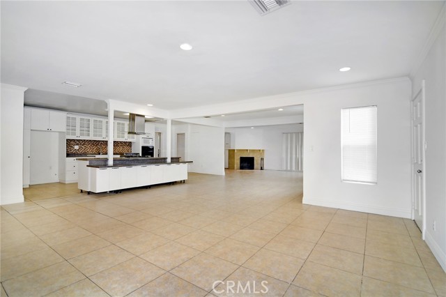 Detail Gallery Image 5 of 27 For 19324 Victory Bld, Reseda,  CA 91335 - 4 Beds | 3 Baths