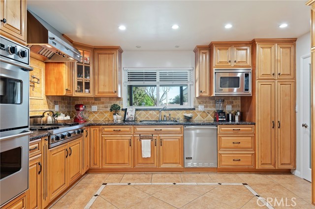 Detail Gallery Image 4 of 27 For 11917 Paso Robles, Granada Hills,  CA 91344 - 3 Beds | 2 Baths