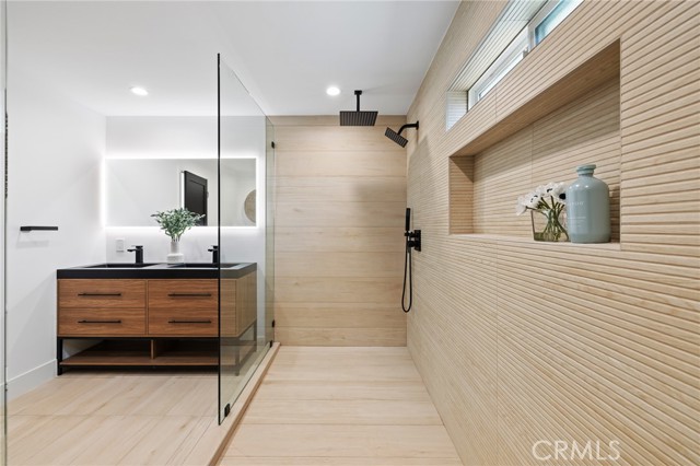 8840 Valjean Avenue, North Hills CA: https://media.crmls.org/medias/056abbce-8b42-4f78-8ad0-7b0500b95c84.jpg