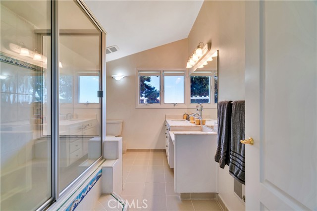 13 Buggy Whip Drive, Rolling Hills CA: https://media.crmls.org/medias/056b31e2-ebf9-4a94-9310-8245c0023140.jpg