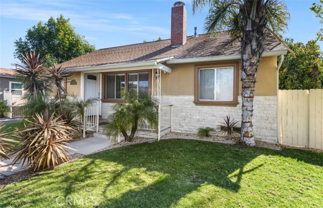 Detail Gallery Image 1 of 16 For 6340 Peach Ave, Van Nuys,  CA 91411 - 4 Beds | 2 Baths