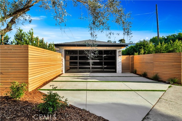 2605 N Poinsettia Avenue, Manhattan Beach CA: https://media.crmls.org/medias/056dc115-5be3-4c38-8d06-fdc04219c738.jpg