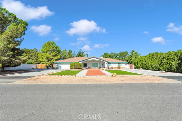 Detail Gallery Image 1 of 49 For 13346 Shawnee Rd, Apple Valley,  CA 92308 - 4 Beds | 2 Baths