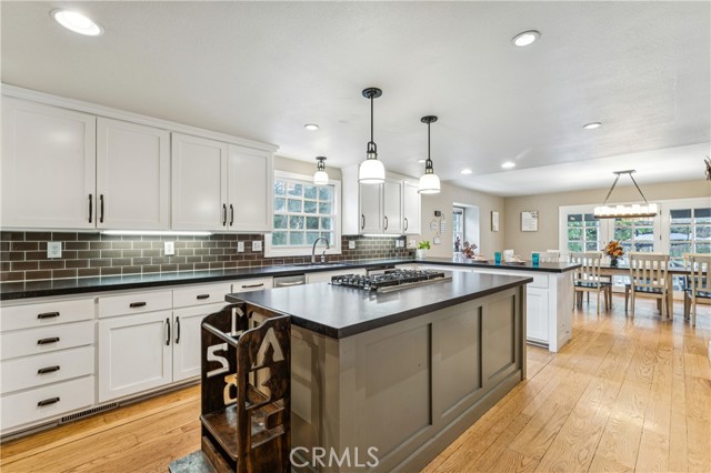 Detail Gallery Image 6 of 20 For 26461 Hillcrest Ln, Lake Arrowhead,  CA 92352 - 4 Beds | 3/1 Baths