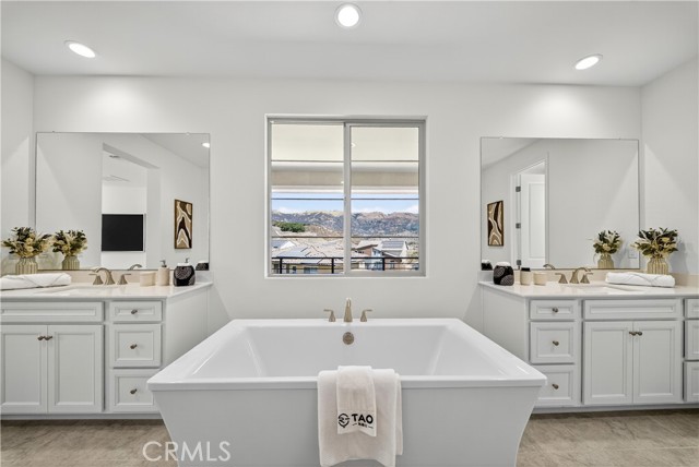 21219 Currant Ct, Chatsworth CA: https://media.crmls.org/medias/056f21f6-81ce-49d6-8262-3ea1dd4bd42e.jpg
