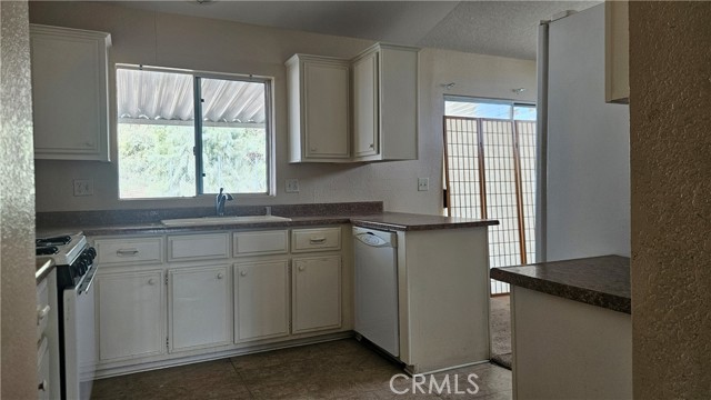 Detail Gallery Image 5 of 16 For 69525 Dillon, Desert Hot Springs,  CA 92241 - 2 Beds | 2 Baths