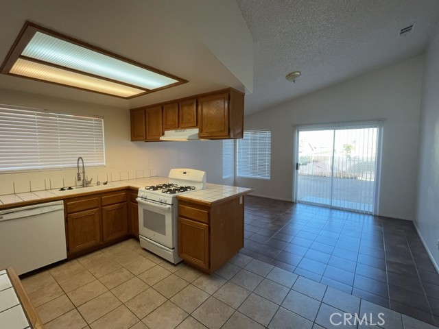 Detail Gallery Image 11 of 27 For 13624 Copperstone Dr, Victorville,  CA 92392 - 3 Beds | 2 Baths