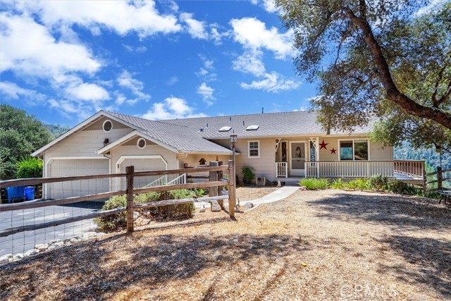 Detail Gallery Image 3 of 49 For 39397 Moonray Ln, Oakhurst,  CA 93644 - 3 Beds | 2/1 Baths