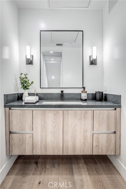 Detail Gallery Image 10 of 20 For 1567 Hi Point St, Los Angeles,  CA 90035 - 3 Beds | 3/1 Baths