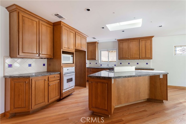 Detail Gallery Image 9 of 33 For 1549 Thompson Ave, Glendale,  CA 91201 - 4 Beds | 2 Baths