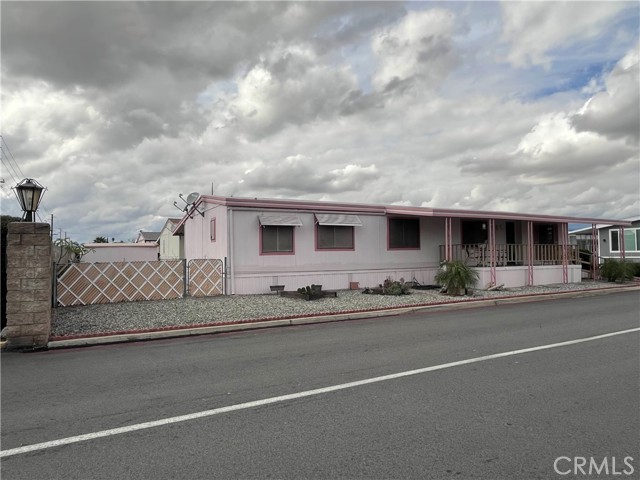 Detail Gallery Image 3 of 21 For 200 W San Bernardino Ave #1,  Riverside,  CA 92376 - 3 Beds | 1/1 Baths