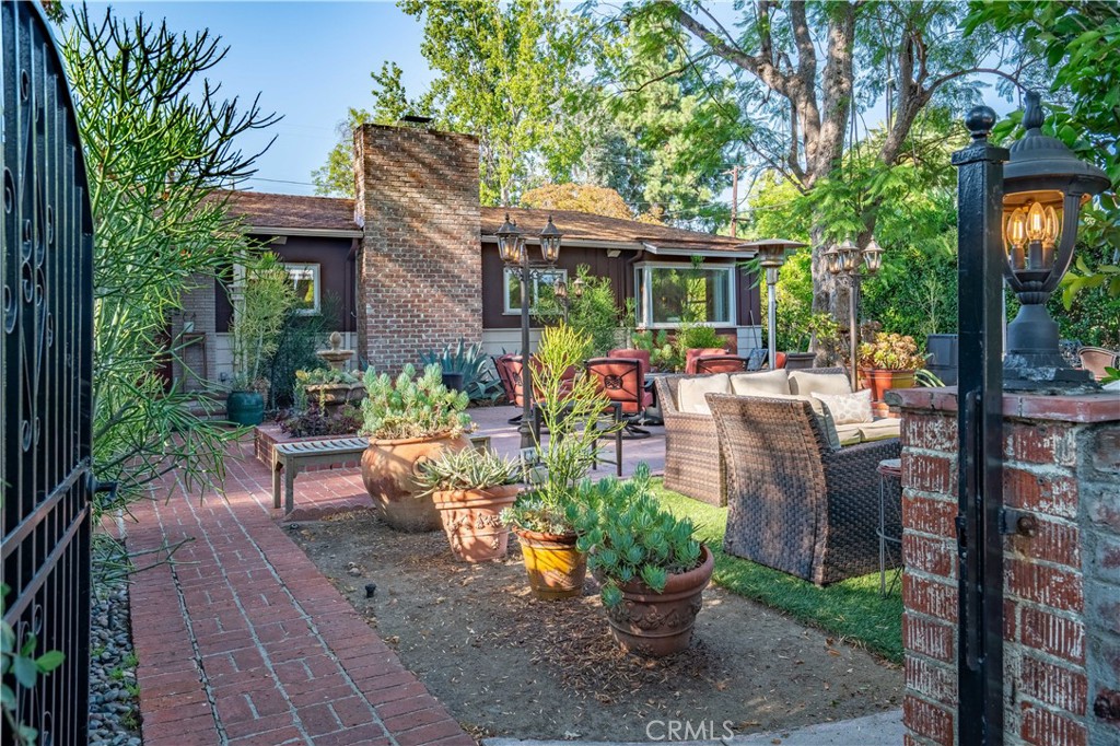 https://media.crmls.org/medias/057b6e69-48bf-43a2-a98b-53aa4eea5d98.jpg?preset=X-Large
