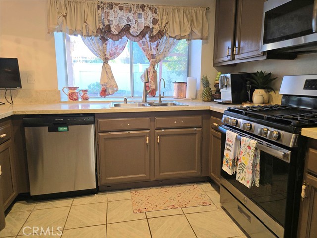 5034 Marseilles Court, Palmdale CA: https://media.crmls.org/medias/057ca52f-072b-43b9-a493-ca3bab2b5974.jpg