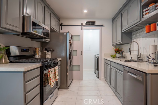 Detail Gallery Image 8 of 22 For 7554 Corbin #4,  Reseda,  CA 91335 - 2 Beds | 1 Baths