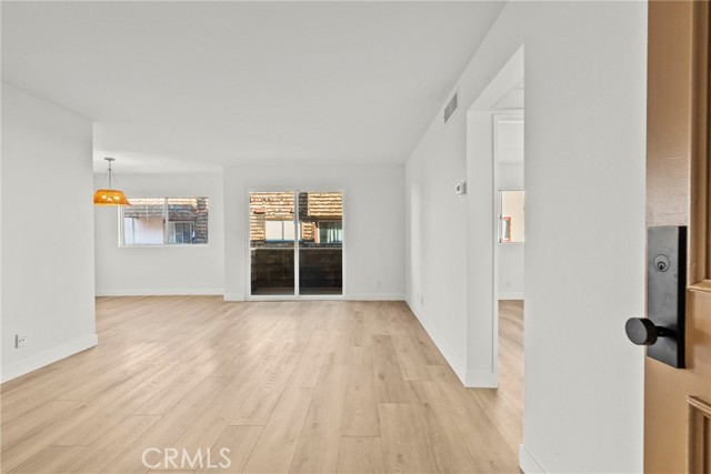 Detail Gallery Image 2 of 30 For 5400 Newcastle, Encino,  CA 91316 - 2 Beds | 2 Baths