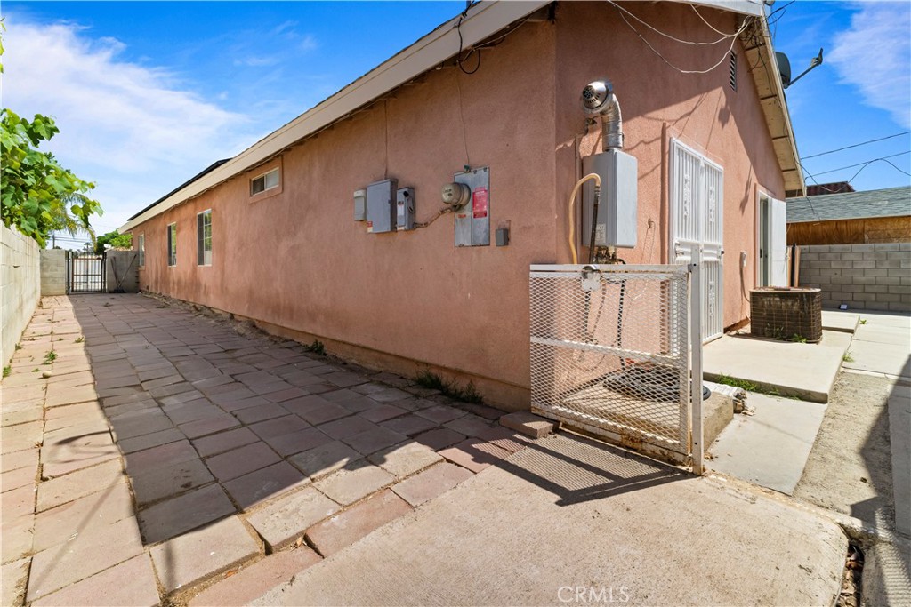 https://media.crmls.org/medias/05826cb2-f084-4daf-8934-763bad0fe32f.jpg?preset=X-Large