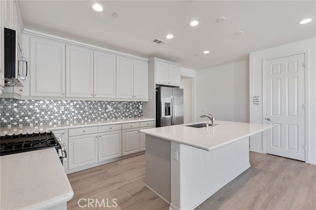 Detail Gallery Image 14 of 31 For 6135 W Avenue J9, Lancaster,  CA 93536 - 4 Beds | 2 Baths