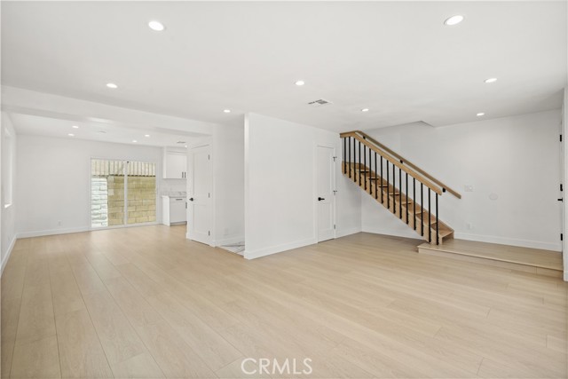 Detail Gallery Image 7 of 44 For 7010 Lennox Ave #C,  Van Nuys,  CA 91405 - 3 Beds | 2/1 Baths