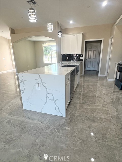 Detail Gallery Image 4 of 27 For 19375 Corwin Rd, Apple Valley,  CA 92307 - 4 Beds | 2/1 Baths