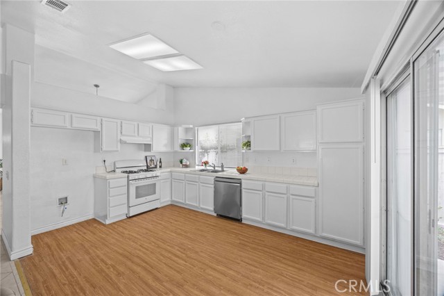 Detail Gallery Image 14 of 37 For 3061 Hampton, Hemet,  CA 92545 - 5 Beds | 2 Baths