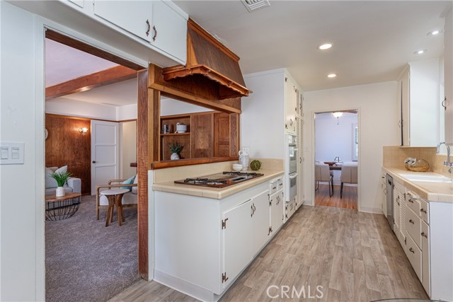 620 S Bel Aire Drive, Burbank CA: https://media.crmls.org/medias/058a20dd-75c5-455b-bc37-79963fa09bc6.jpg