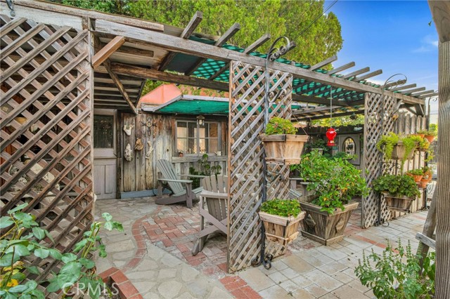 8666 Keokuk Avenue, Winnetka CA: https://media.crmls.org/medias/058aabd5-fb40-4e07-a9da-9d329bc45250.jpg
