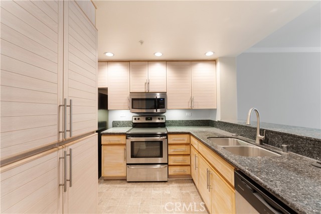 2253 Martin, Irvine CA: https://media.crmls.org/medias/058b8d0f-55c3-4db4-b817-007b72ca943b.jpg