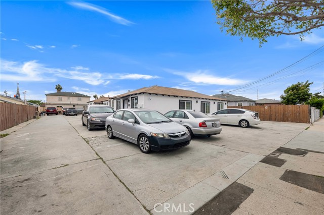 10527 Burin Ave, Inglewood CA: https://media.crmls.org/medias/058f3c02-b299-4cef-a37e-2bc080e35366.jpg