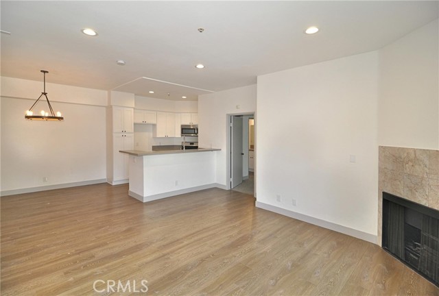 Detail Gallery Image 5 of 13 For 14914 Hamlin St #105,  Van Nuys,  CA 91411 - 2 Beds | 2 Baths