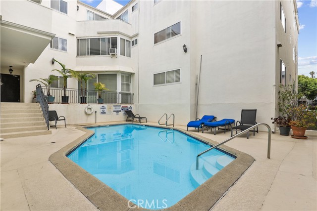 930 3rd Street, Santa Monica CA: https://media.crmls.org/medias/05974ab0-e1e0-472c-93da-de2a9062037e.jpg
