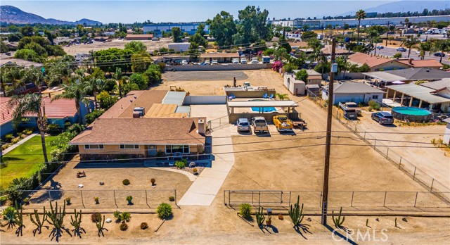 Detail Gallery Image 5 of 57 For 10550 Maple Ave, Bloomington,  CA 92316 - 4 Beds | 2/1 Baths