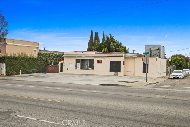 Property front view with 6 parking spaces.