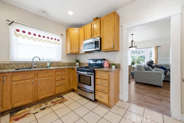 Detail Gallery Image 12 of 33 For 117 E Sycamore, Anaheim,  CA 92805 - 6 Beds | 2 Baths