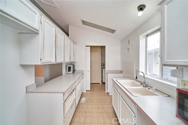 Detail Gallery Image 10 of 30 For 24100 Pennsylvania St #103,  Lomita,  CA 90717 - 2 Beds | 2 Baths