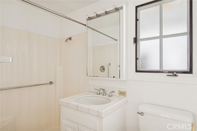 Detail Gallery Image 12 of 22 For 1214 E Balboa Bld, Newport Beach,  CA 92661 - 4 Beds | 3/1 Baths