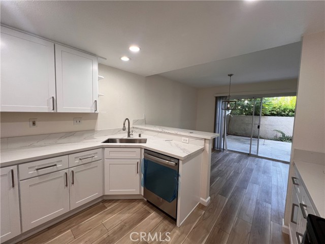 Detail Gallery Image 5 of 15 For 75 Stanford Ct. #70,  Irvine,  CA 92612 - 2 Beds | 2/1 Baths