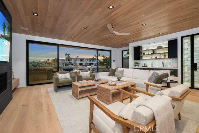 20 Balboa Coves, Newport Beach CA: https://media.crmls.org/medias/05a168b8-a17b-44a8-872d-040aa2482cb0.jpg