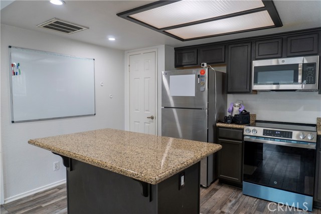 Detail Gallery Image 3 of 12 For 3424 Hathaway Ave #213,  Long Beach,  CA 90815 - 1 Beds | 1 Baths