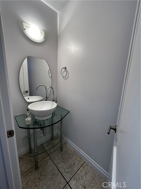 Detail Gallery Image 8 of 38 For 5241 Colodny Dr #201,  Agoura Hills,  CA 91301 - 3 Beds | 2/1 Baths