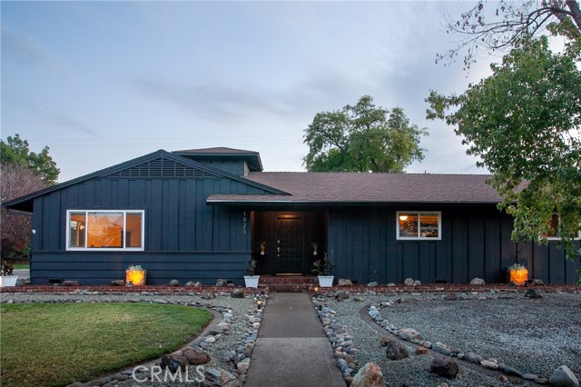 Detail Gallery Image 2 of 59 For 1925 Merle Dr, Redding,  CA 96001 - 3 Beds | 3 Baths