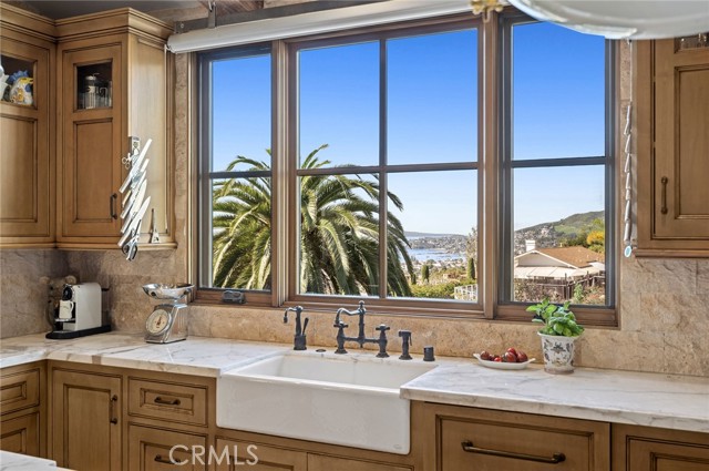 Detail Gallery Image 8 of 31 For 2100 Crestview Dr, Laguna Beach,  CA 92651 - 3 Beds | 2/1 Baths