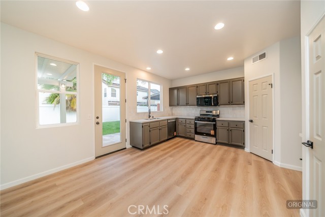 Detail Gallery Image 7 of 33 For 348 Camino De La Estrella, Perris,  CA 92571 - 5 Beds | 2/1 Baths