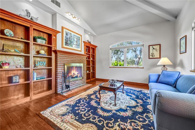 10345 McBroom Street, Sunland CA: https://media.crmls.org/medias/05a977b4-bb79-4f4a-8fbb-7e36f9187c2b.jpg
