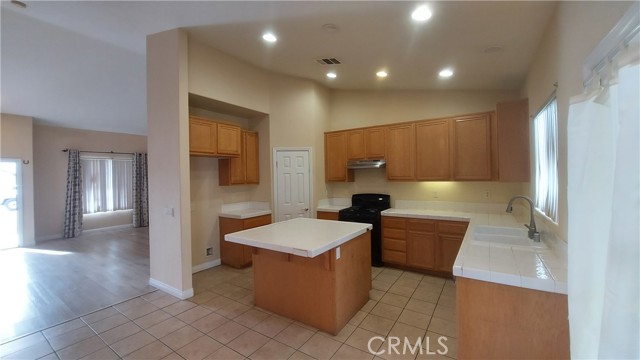 Detail Gallery Image 8 of 24 For 16124 Holly Ridge Ct, Victorville,  CA 92395 - 3 Beds | 2 Baths